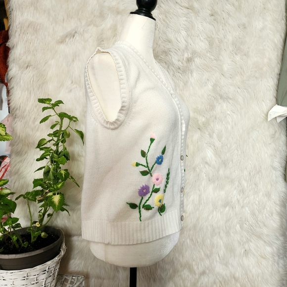 1970s white vest with embroidered flowers - Picture 4 of 9